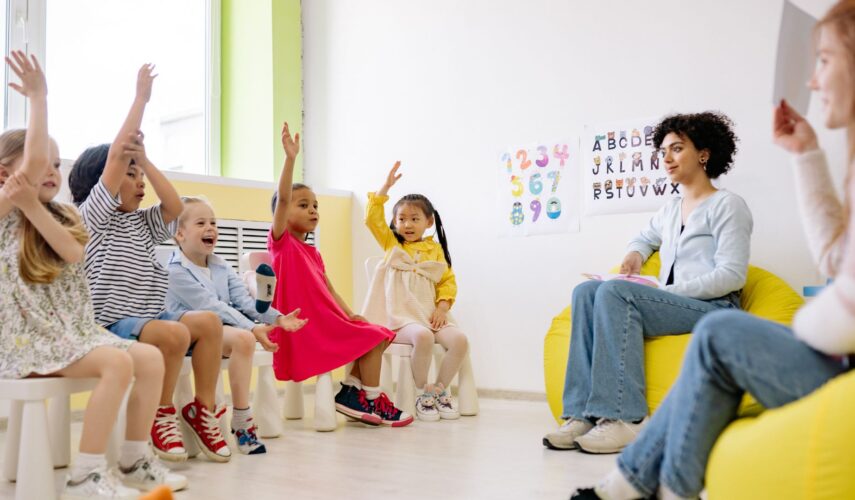 Garde d'enfants lieu de vacances hôtels baby-sitter animation enfants